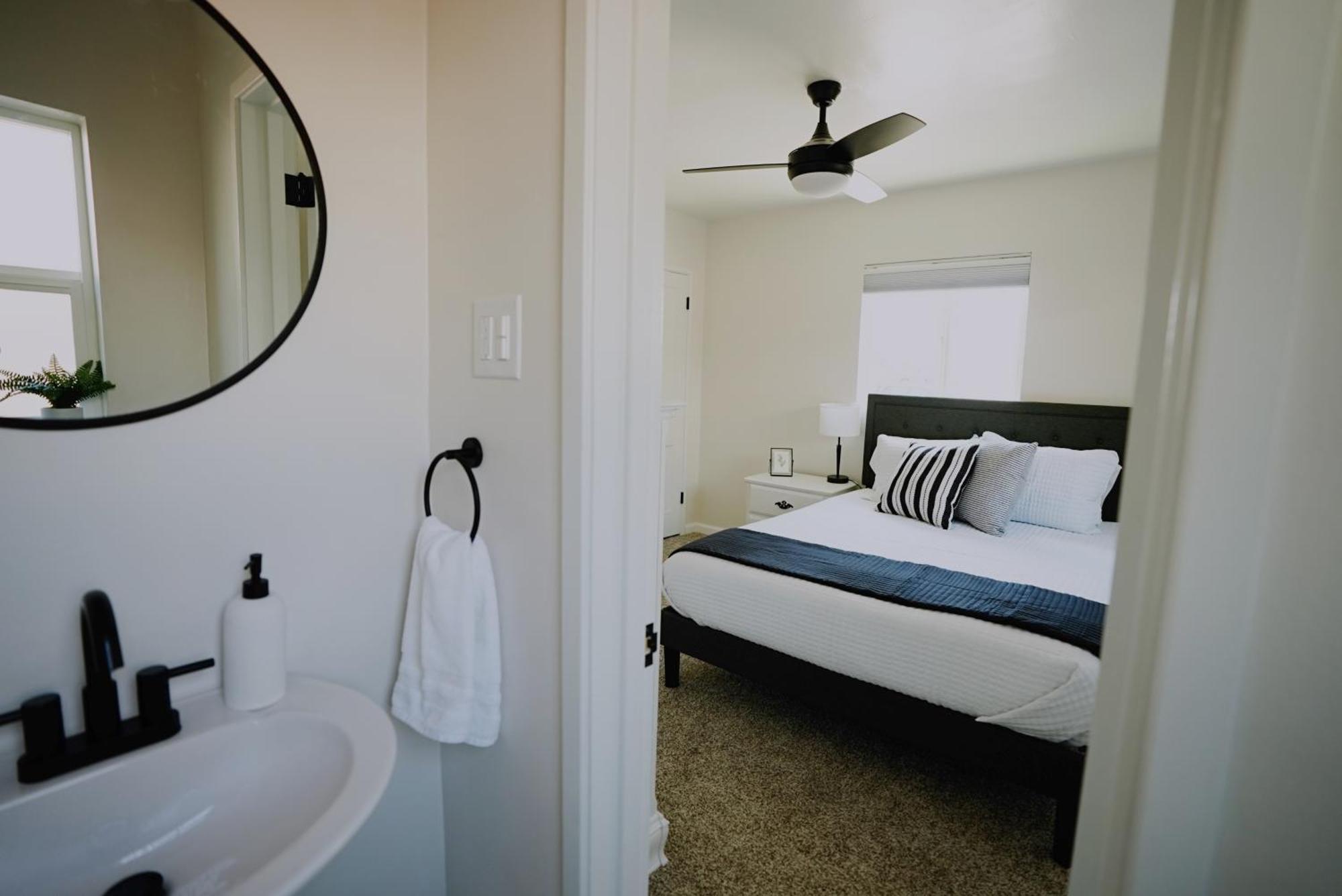 Centrally Located! Remodeled! Huge Backyard! The White House Albuquerque Zewnętrze zdjęcie