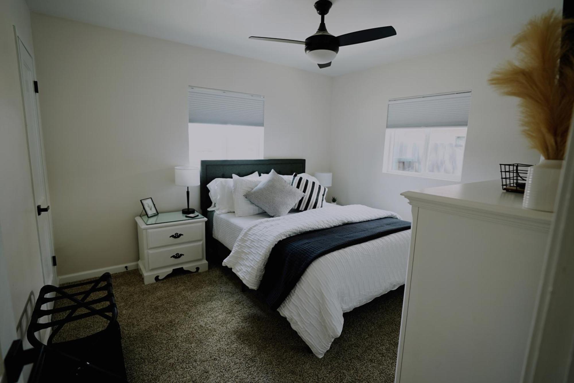 Centrally Located! Remodeled! Huge Backyard! The White House Albuquerque Zewnętrze zdjęcie